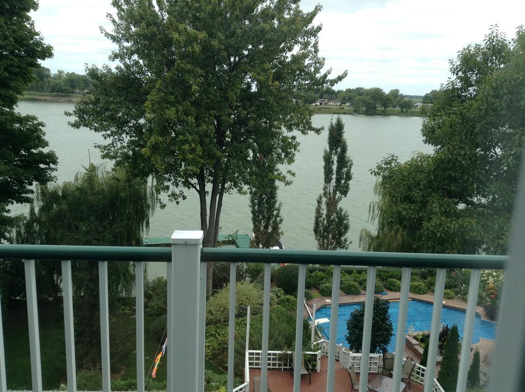 La Belle Aux Berges Bed & Breakfast Saint-Denis-sur-Richelieu Room photo