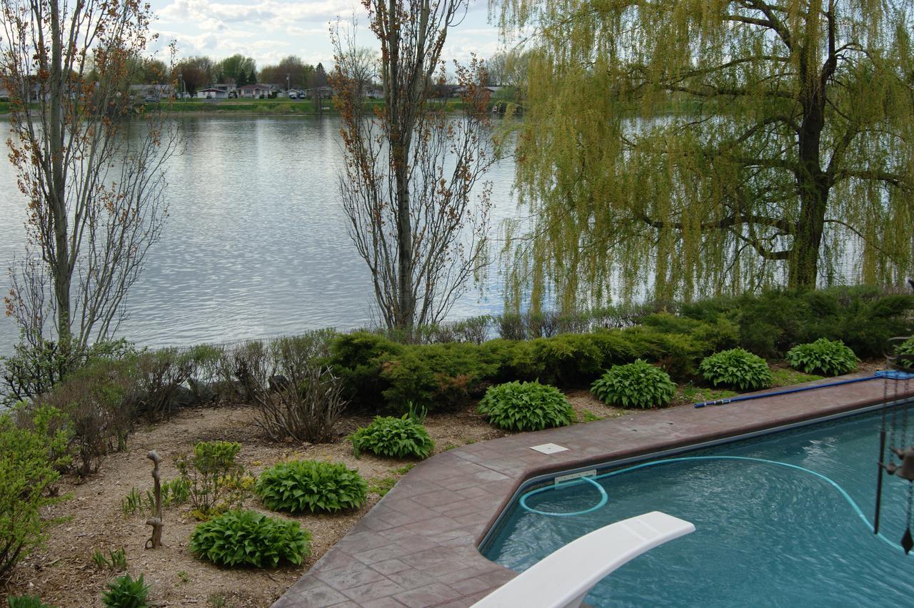 La Belle Aux Berges Bed & Breakfast Saint-Denis-sur-Richelieu Exterior photo